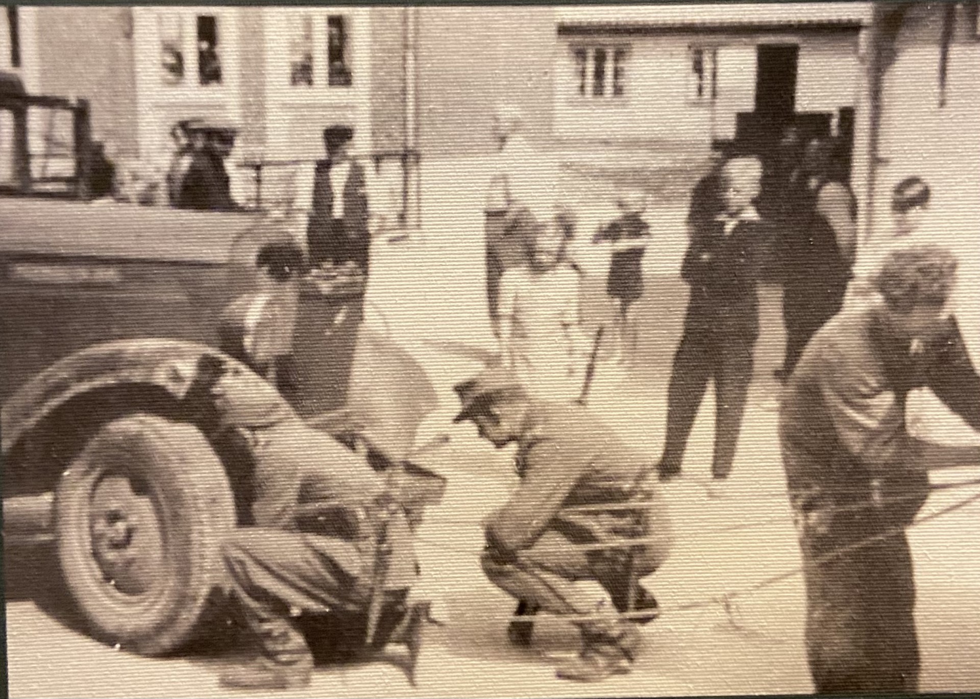 Det dramatiske højdepunkt under besættelsen. En tysk soldat blev skudt og afgik ved døden på Farum Hovedgaden. Det meste af tiden var der roligt i Farum under besættelsen. Tre unge mænd havde overskud til at lave et illegalt satireblad. Foto: Furesø Museer og Arkiver.