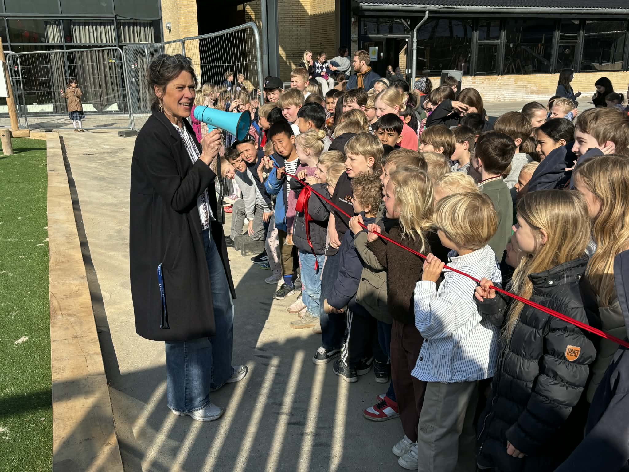 Viceinspektør Tanja Kjær forsøgte at få styr på tropperne, inden hun klippede snoren til den nye legeplads.