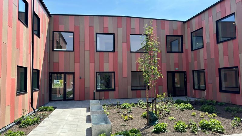 Indvielsen af Rosenhaven på Plejecenter Lillevang betød, at 10,5 mio. kr. kunne bruges til ældreplejen. Ni måneder senere er der ikke ansat en eneste SOSU-assistent.