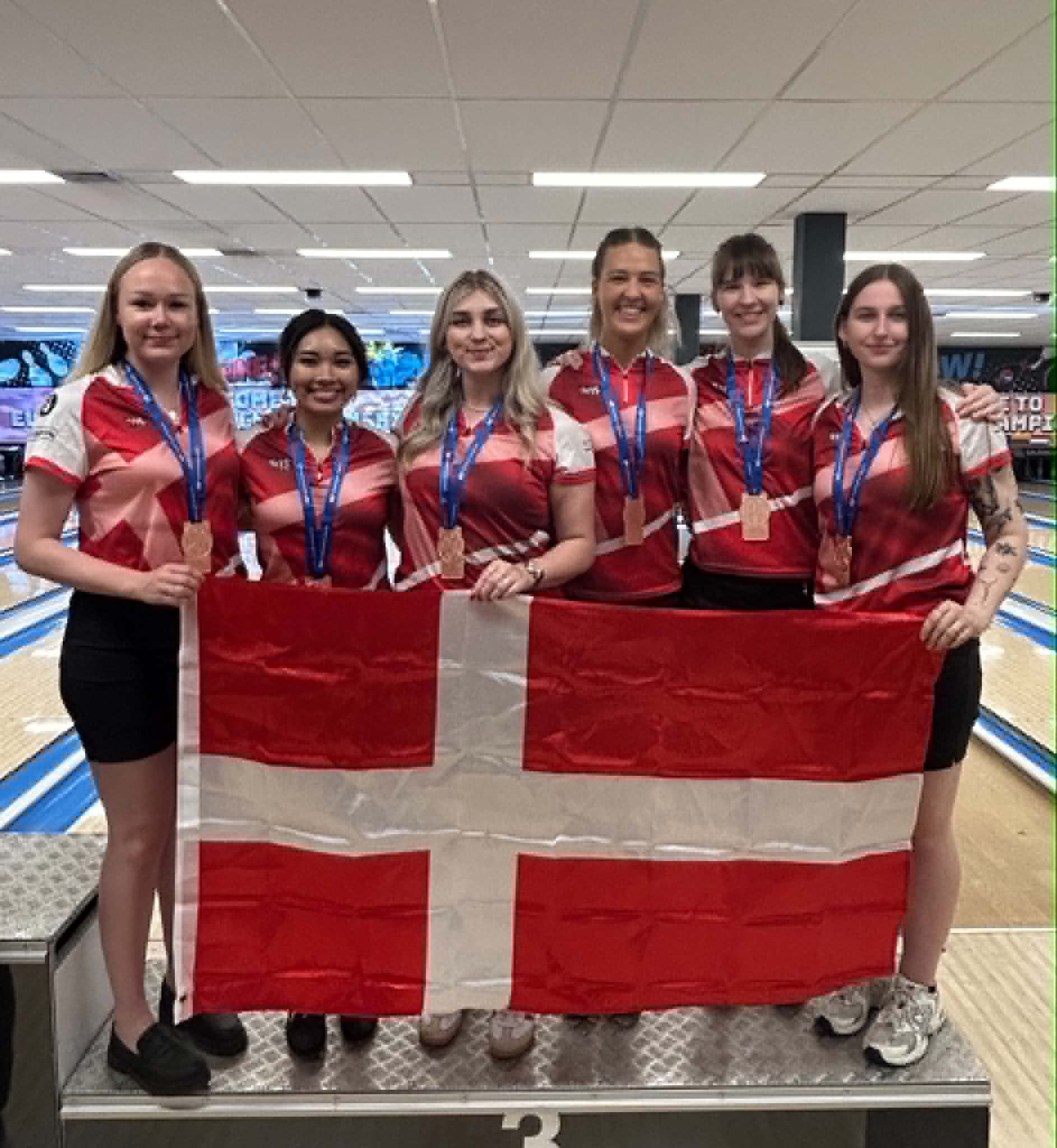 Sofie og Karen Kærgaard Nielsen (I midten og til højre bagerst) var med til at sikre Danmark bronze i holddisciplinen.