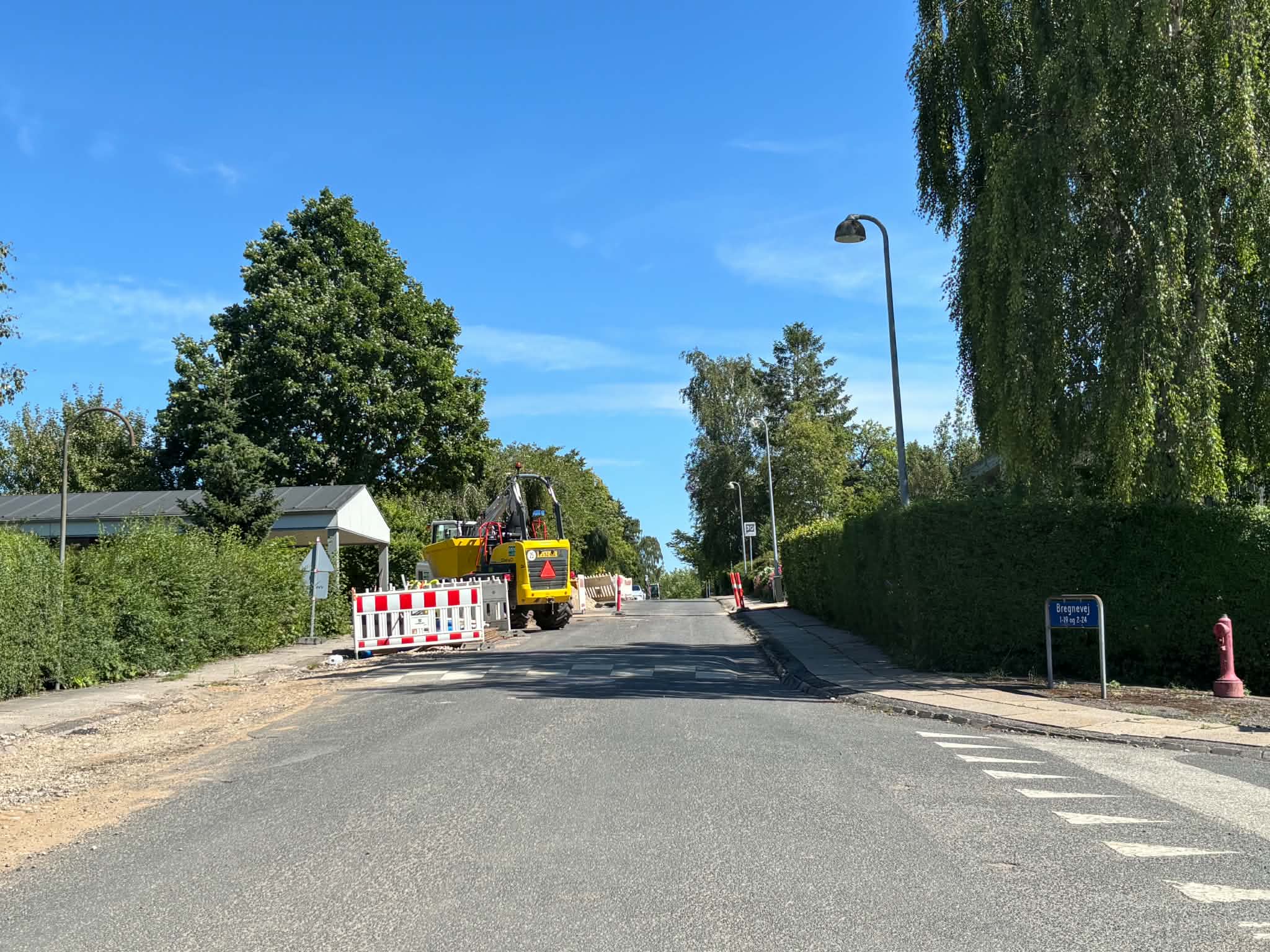 Bregnevej er en af de to veje som fører ud af området.