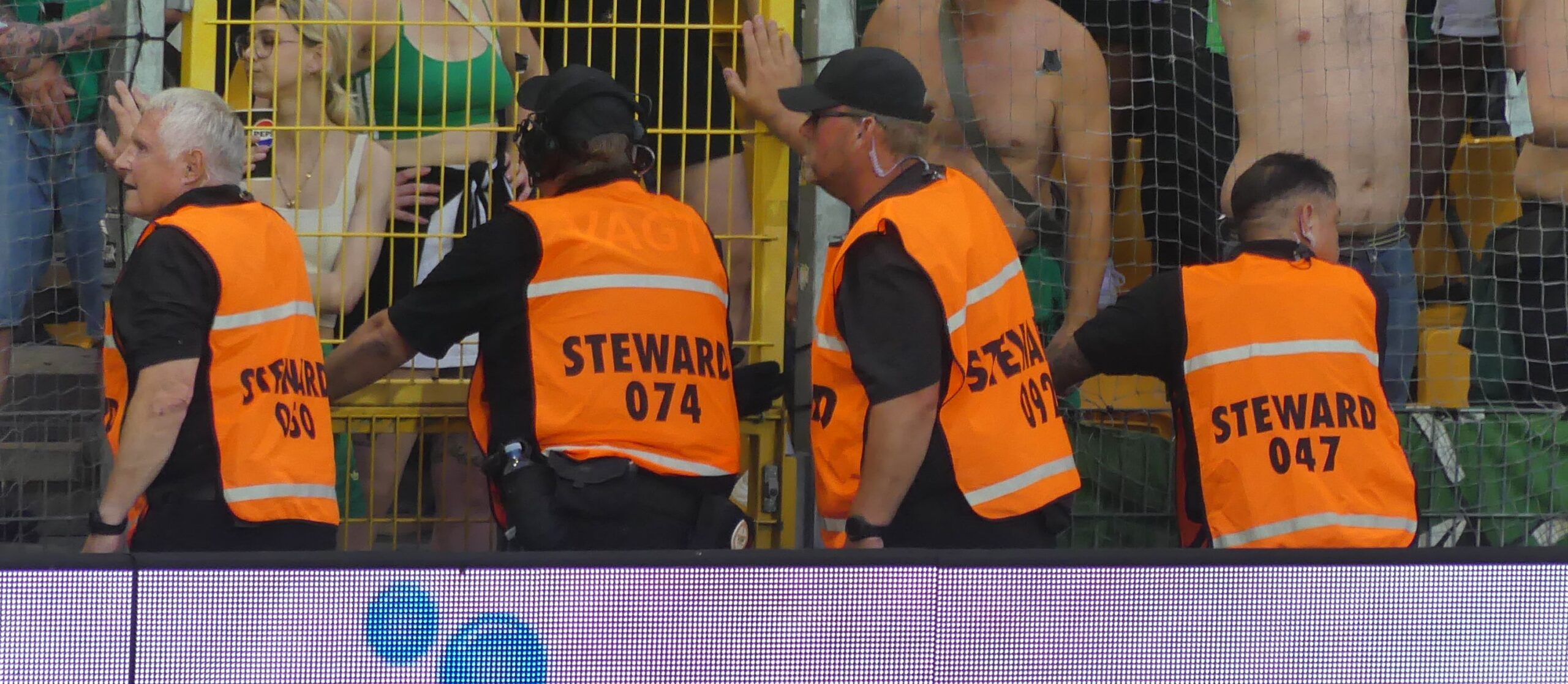Stewards måtte holde imod for at sikre at hegnet ved udebaneafsnittet ikke brød sammen.