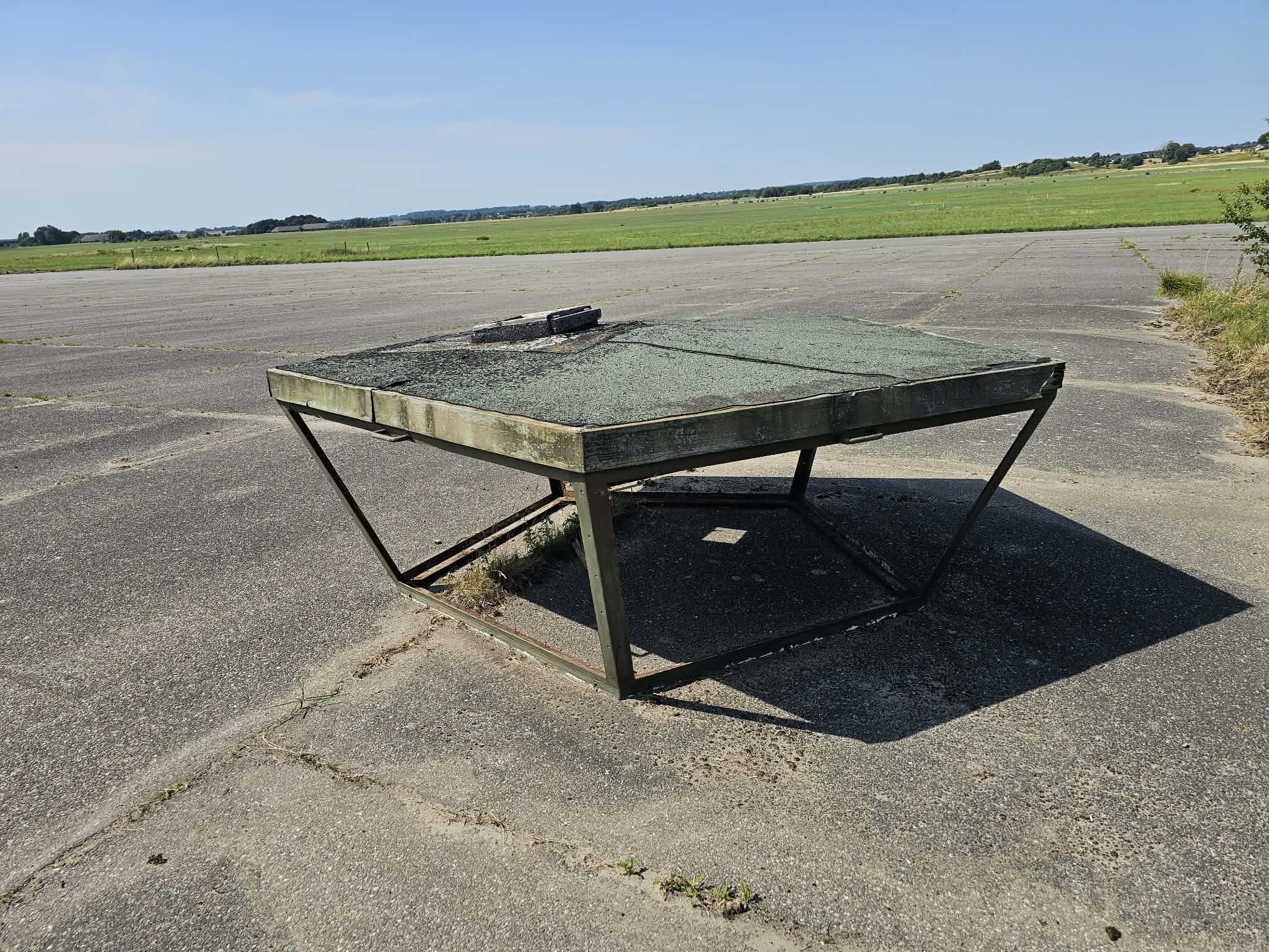 Nødkontroltårnets glastårn blev gemt, men blev smadret af lømler. Nu står det ved Hangar 1 og 2.