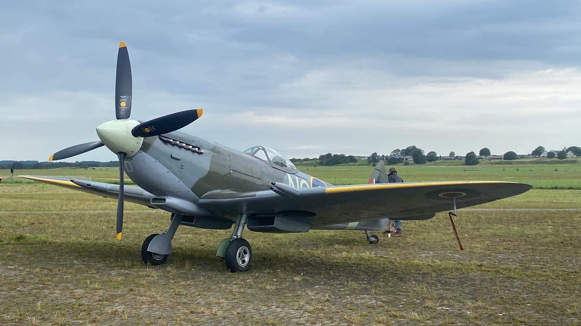 Ved Storeflyvedag kan man opleve denne Spitfire lave manøvrer over Flyvestation Værløse.