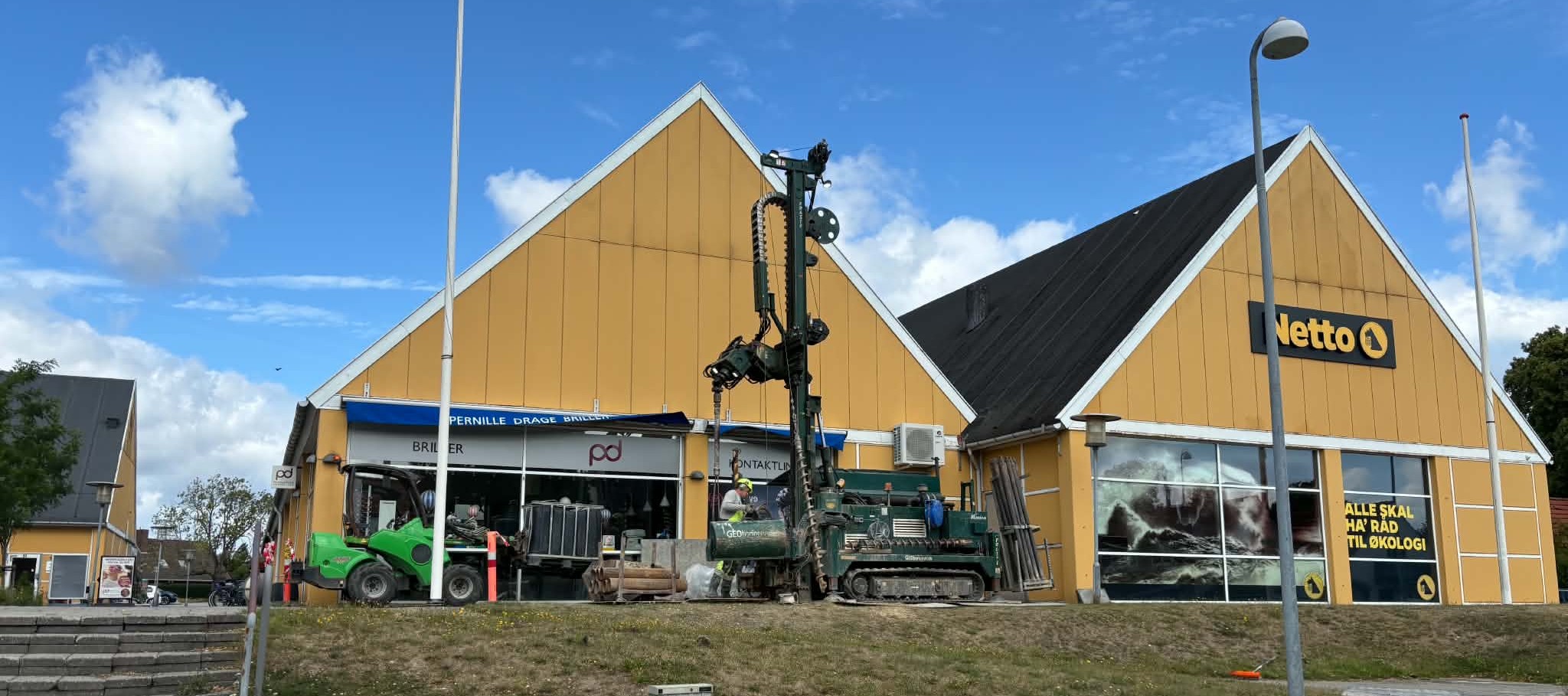 Boremaskinen ved Akacietorvet er sat op for at undersøge og sikre grundvandet imod forurening fra et tidligere vaskeri på stedet.