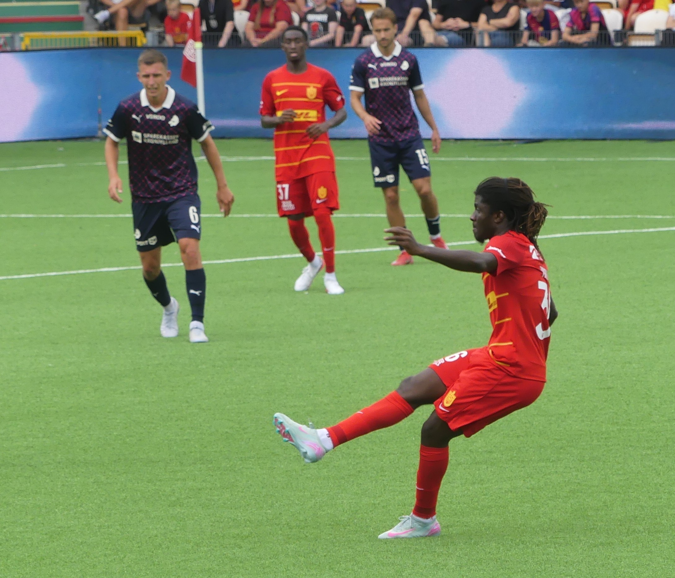 Søndagens sejr over Randers blev Caleb Yirenkyis sidste for FC Nordsjælland. Ifølge Tipsbladet er han ikke med på Island. Han er ved at blive solgt til Coventry City. Foto: Katrine Hansen.
