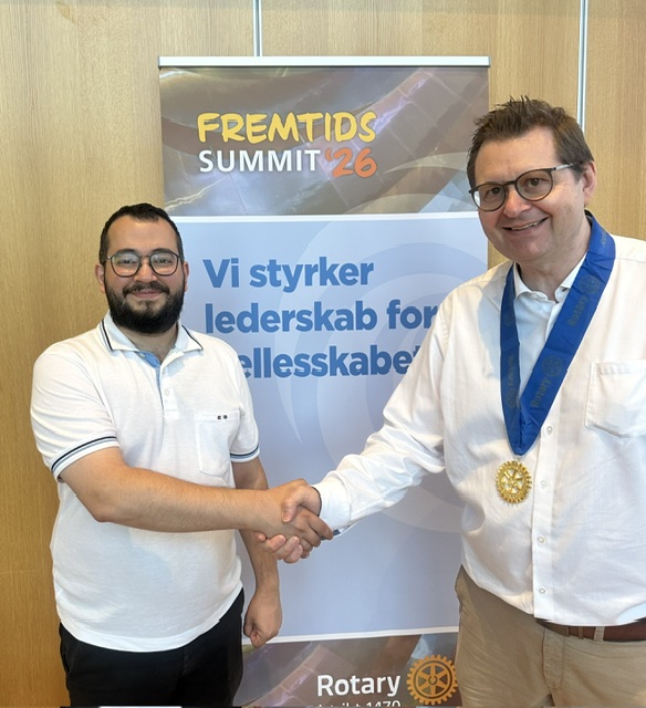 Deniz Serinci (tv) bydes velkommen af Furesø Rotarys præsident Benny Winther