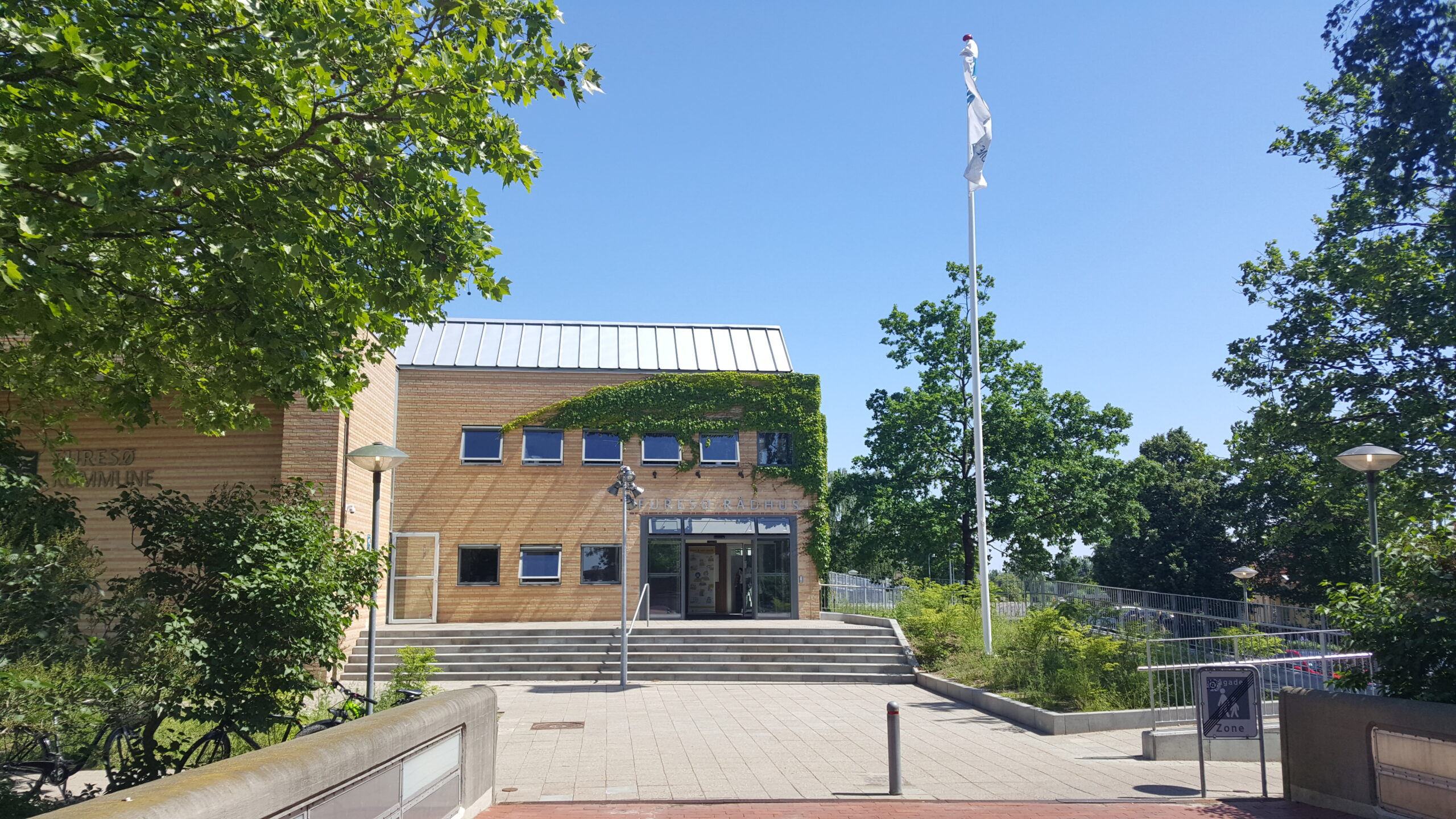 Noget kunne tyde på, at forvaltningen har fundet en kattelem, som gør det muligt at droppe manøvren med at lade grundejerne betale for vejbelysningen på private fællesveje. Foto: Furesø Kommune.