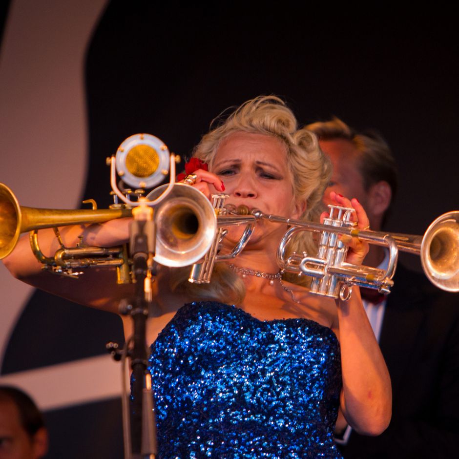 Gunhild Carling er orkestrets ubestridte frontfigur og internationalt kendt som ”Sweden's Queen of Swing”.