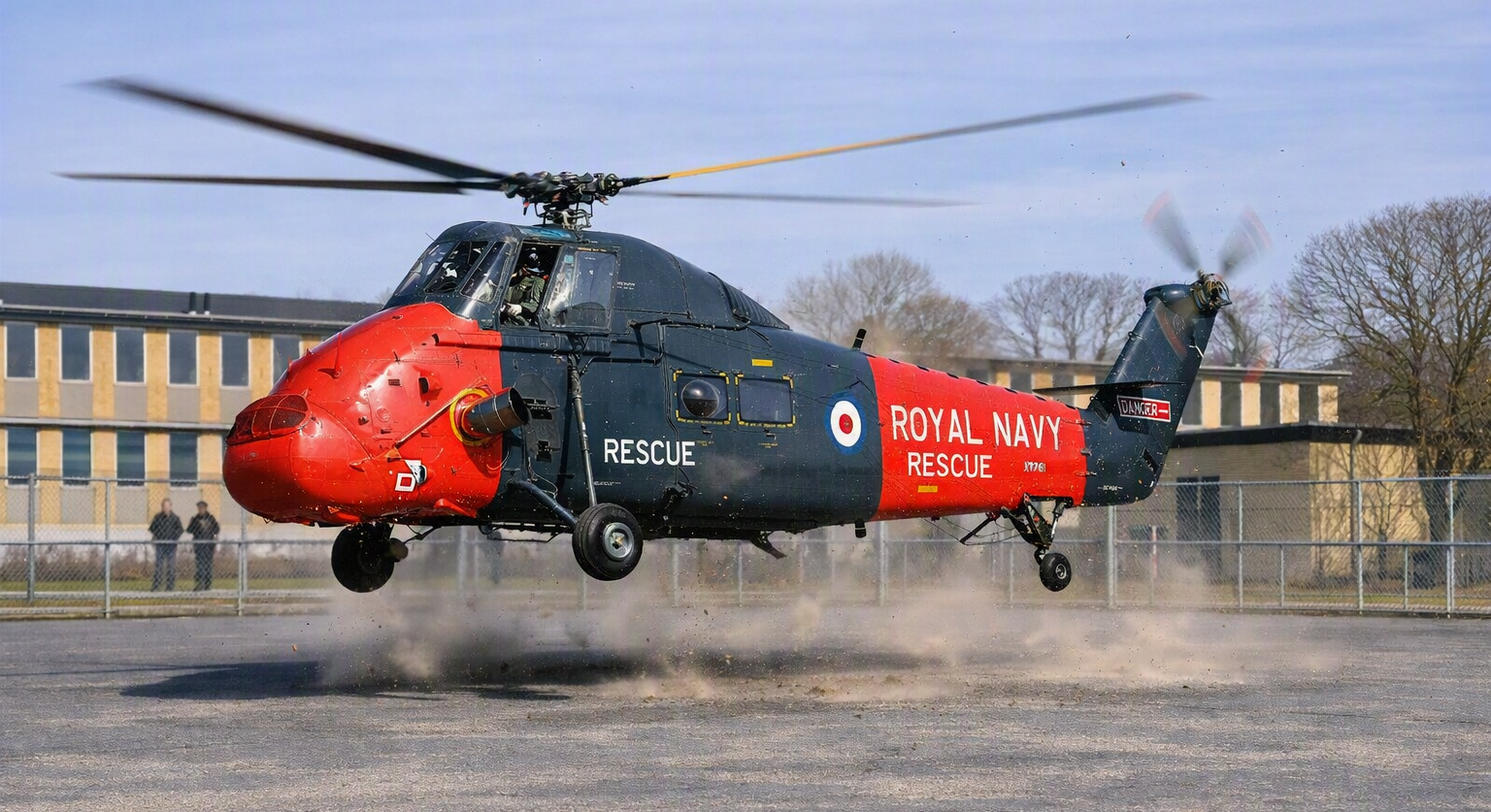 Kan det virkelig passe, at en helikopter fra Royal Navy landede i skolegården ved Hareskov Skole? Foto: AI.