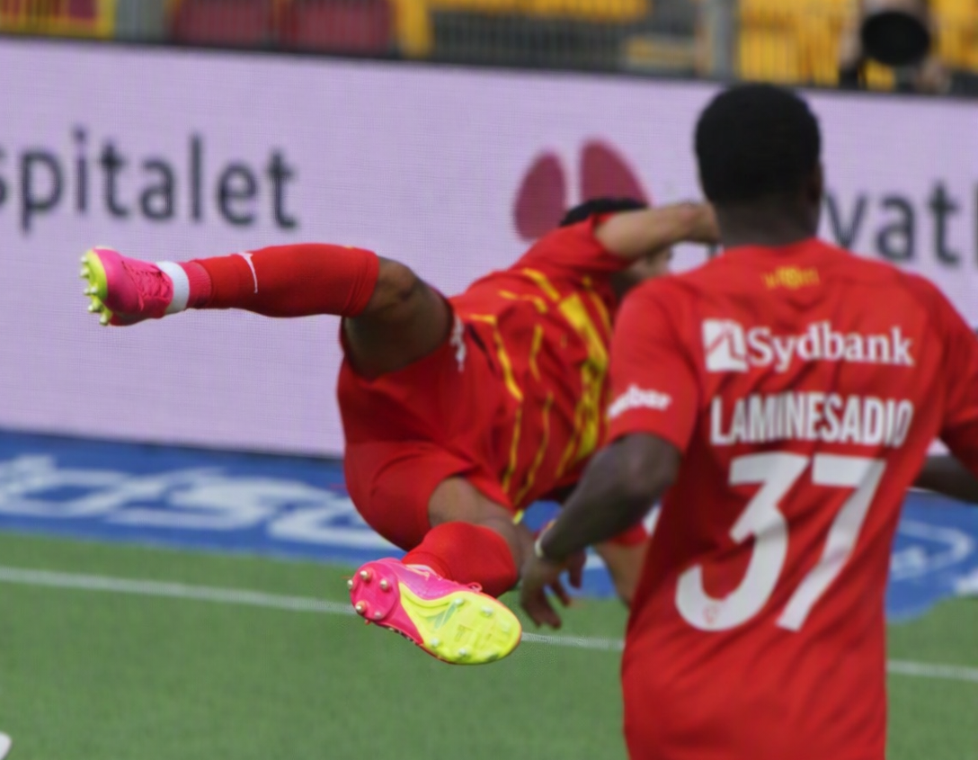 Ibrahim Adel lettede på akrobtaisk vis og scorede med en helfugter. Foto: Mikkel Kjølby