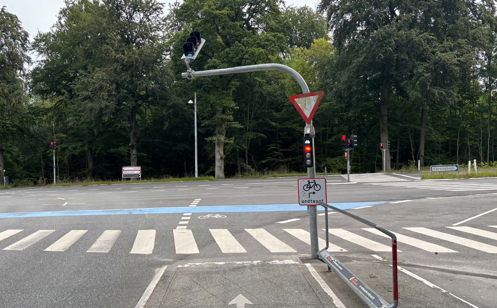 Lyssignalet på hjørnet af Frederiksborgvej og Fiskebækvej har fået et tryk 16 af en eller anden.
