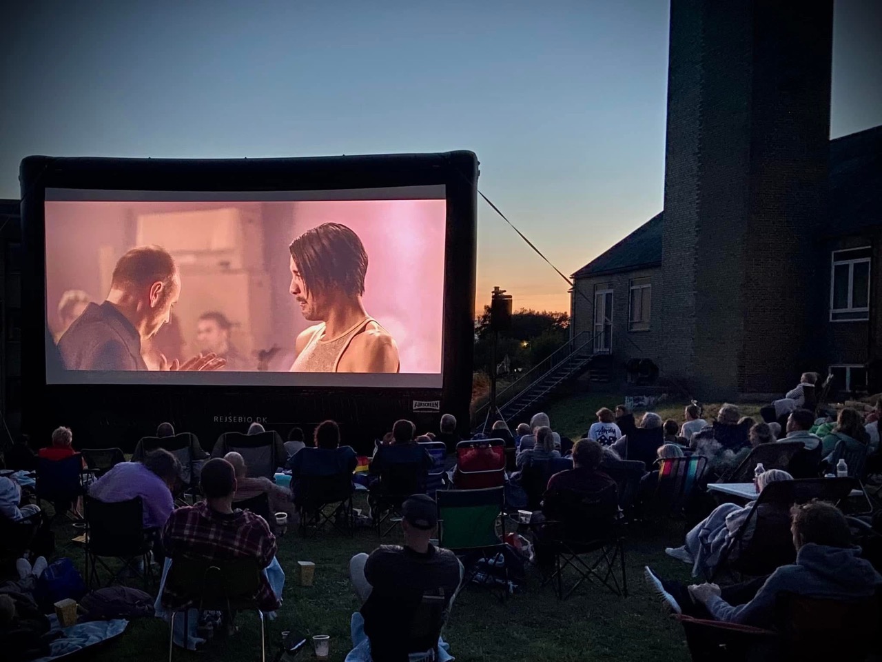 Det er en ganske særlig oplevelse at sidde i græsset i gårdhaven og nyde en film under åben himmel.