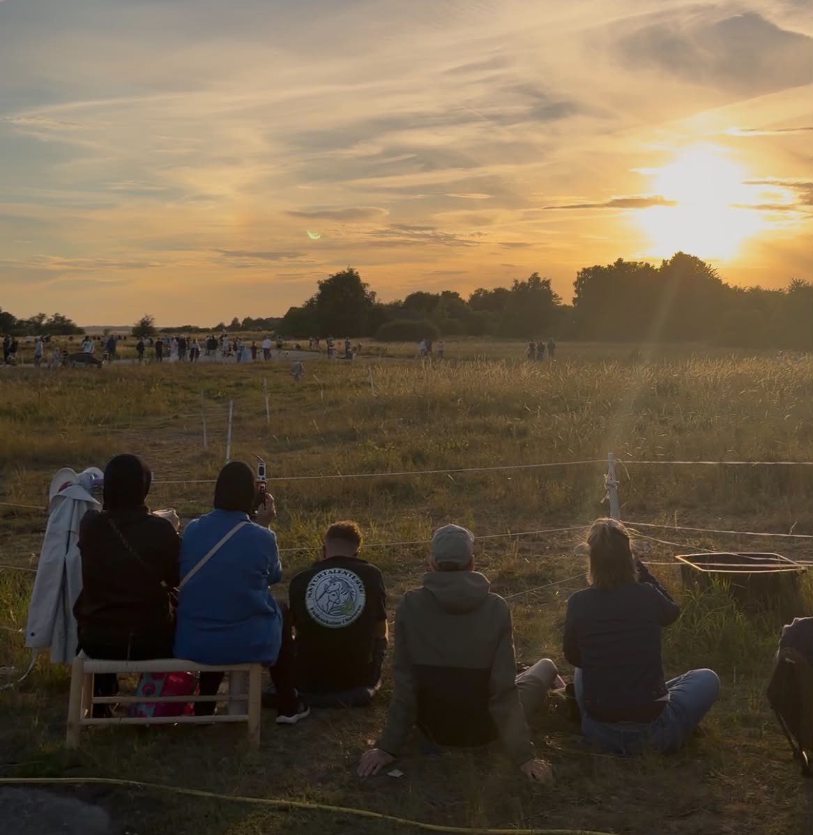 Mere end 500 mennesker myldrede ud til Shelter 204 på Flyvestation Værløse for at nyde solformørkelsen.