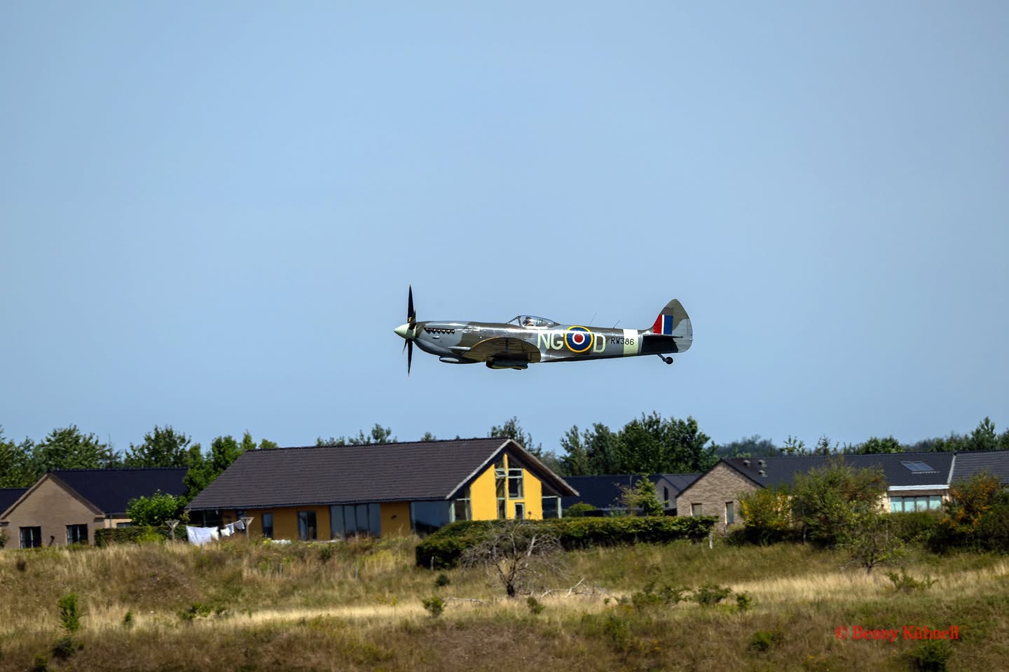 Hvilken kaffe byder dyu ventede gæster? Spiffirepiloten blærede sig opver Laanshæj. Foto: Benny Kåuhnell.