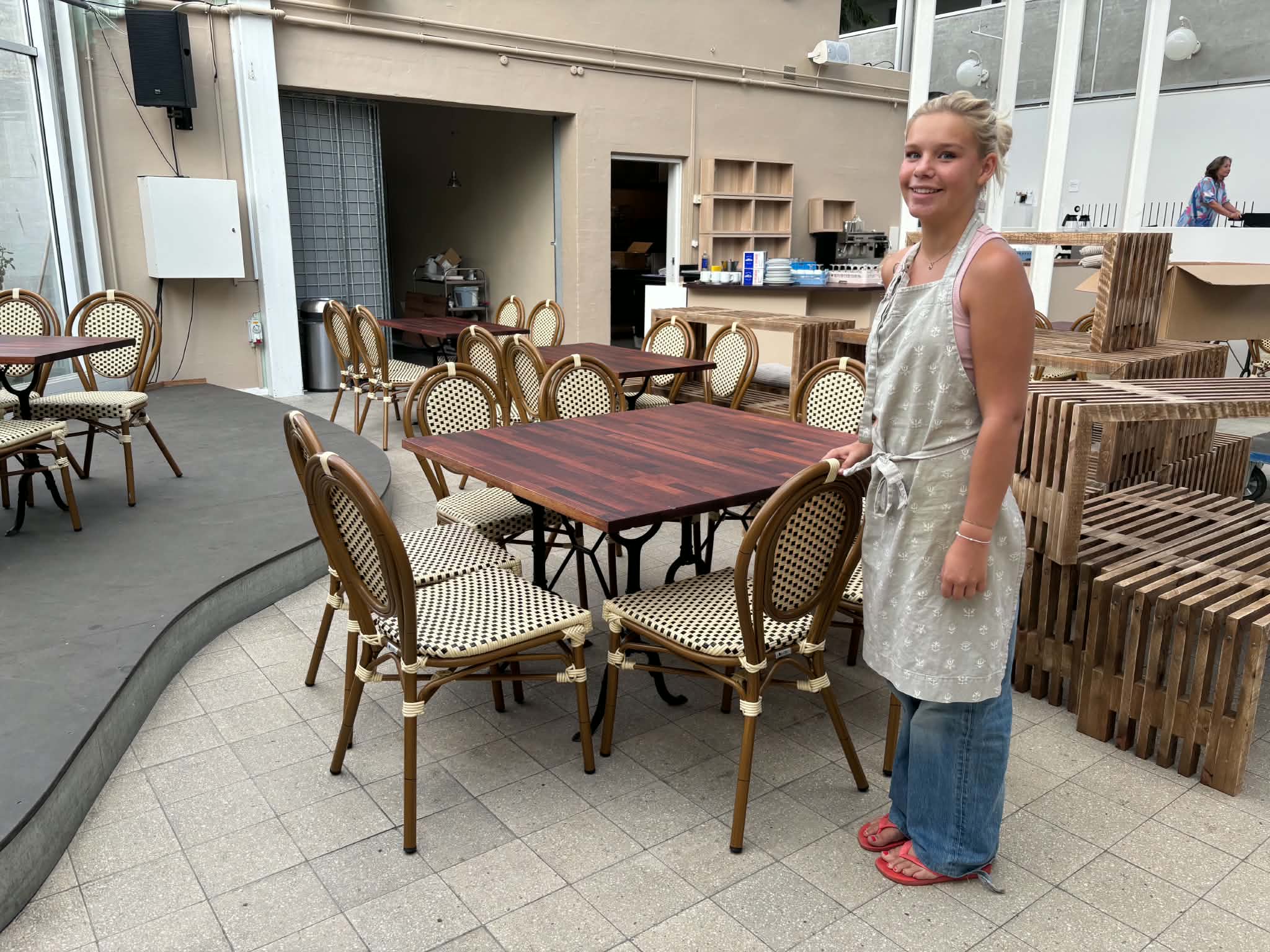 Fiona Trappaud glæder sig til at byde indenfør til fredagscafé med lave priser på drinks.