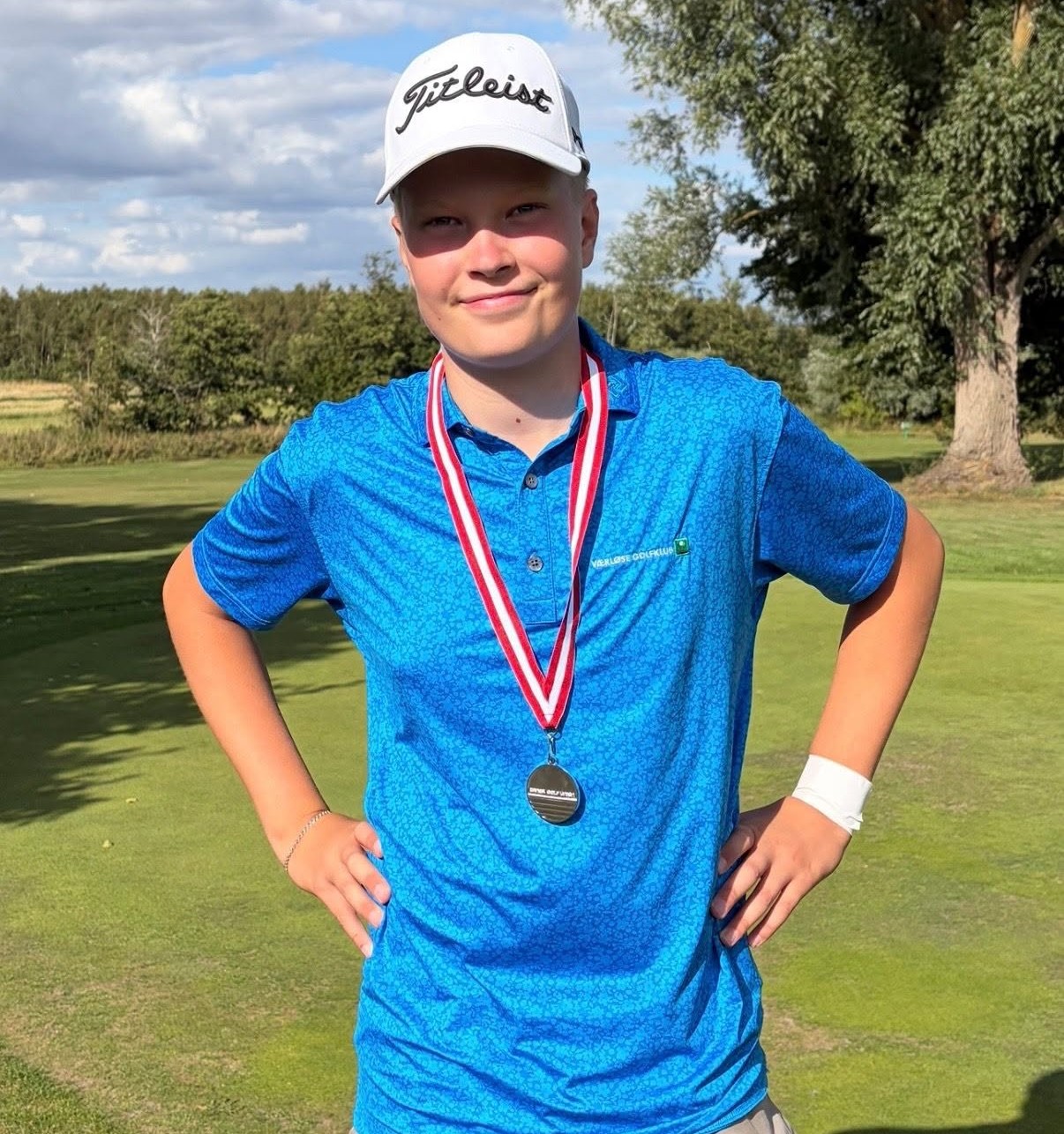 Valdemar Lynggaard Hansen med den flotte sølvmedalje fra de danske årgangsmesteskaber. Foto: Værløse Golfklub.