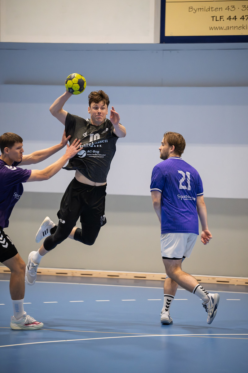 Andreas Haase vender tilbage i aktion for Furesø Håndbolds 1. hold. Foto; Carsten Heinze.