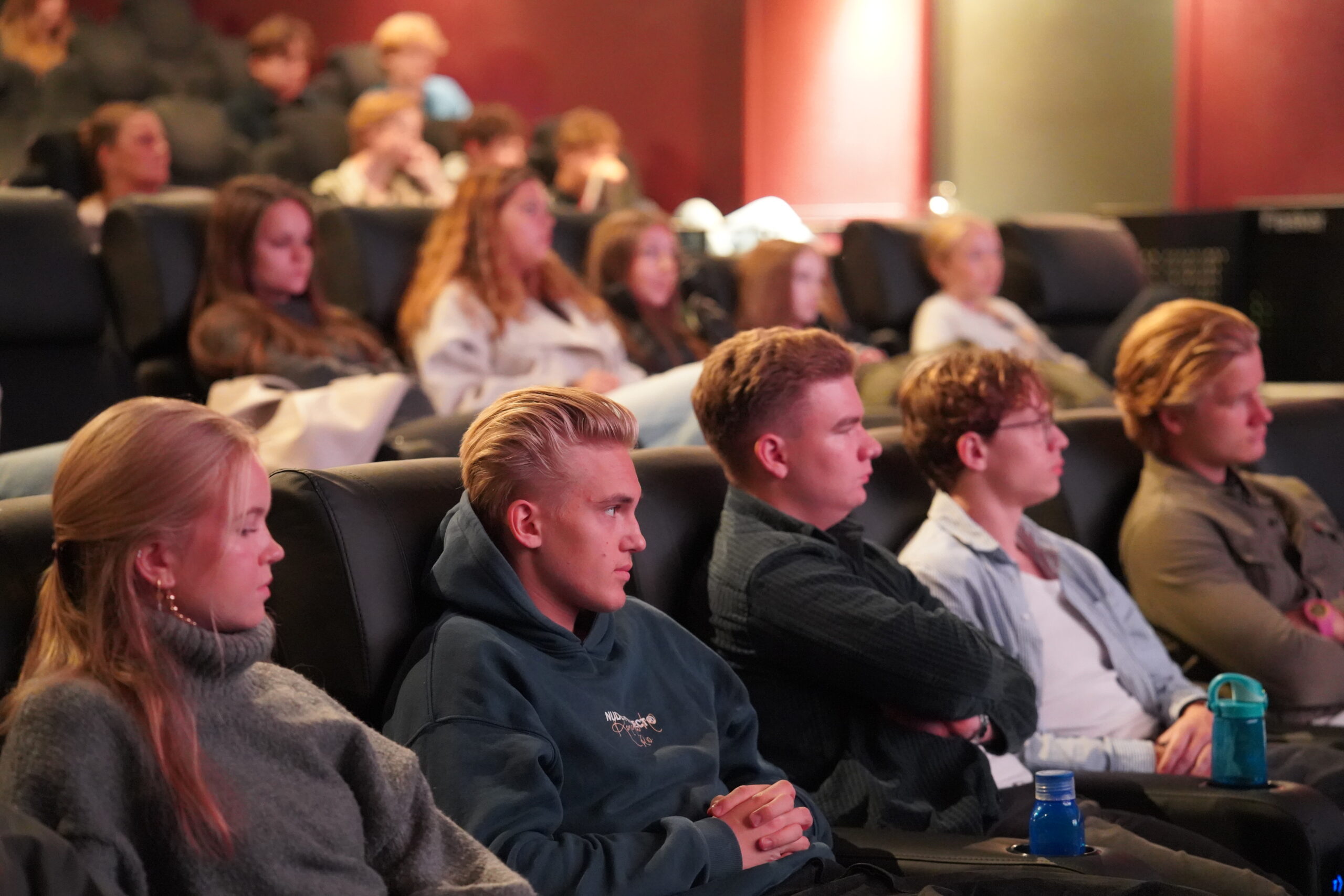 Over 170 elever fra Marie Kruses Gymnasium har set og snakket om hjernevask sammen med Ask Why. Pressefoto.