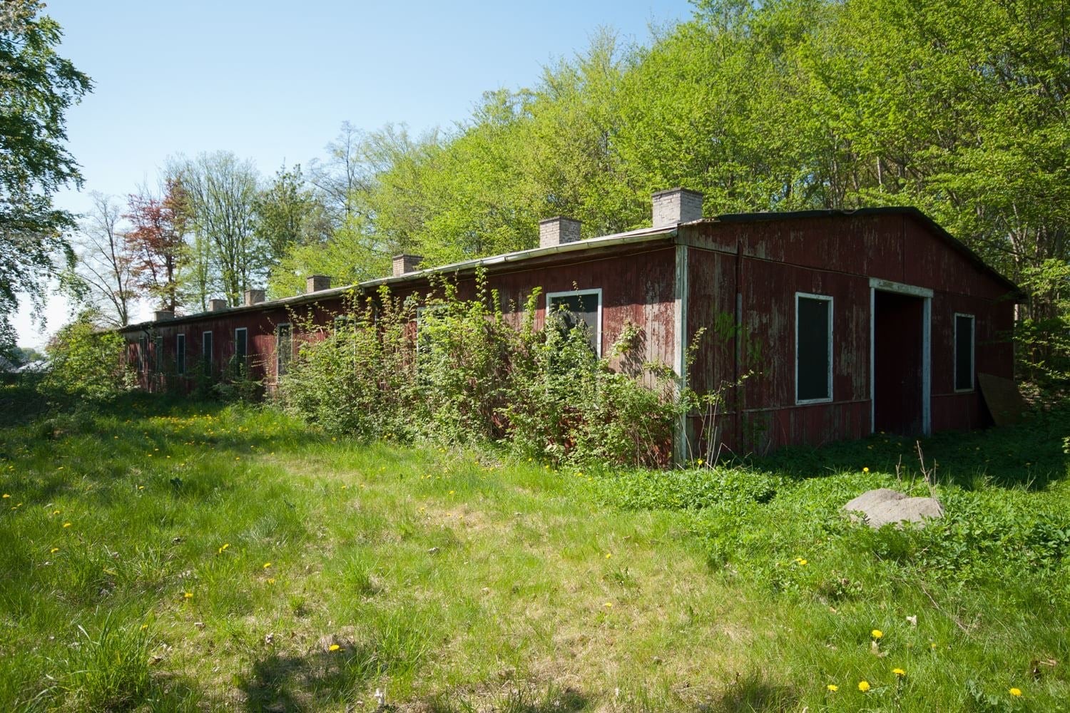 Bygning 67 blev med årene kendt som Den Røde Barak. Den var et elsket hjemsted for Pensionistforeningen for Flyvestation Værløse i flere årtier. Foto: Dafaro.