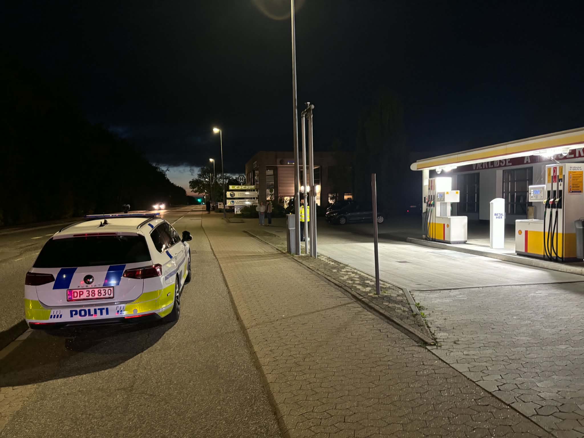 Politiet var torsdag ved 20-tiden ved Shell-tanken for at optage rapport om den voldsomme ulykke.