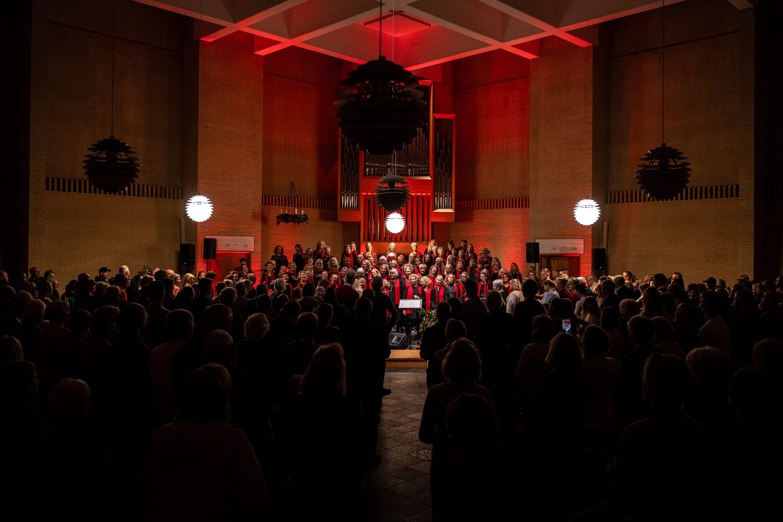 Farum Gospel Choir med Christina Boelskifte som dirigent medvirker ved gospelgudstjeneste i Stavsnholtkirken. Foto: Simon Wesselhoff.