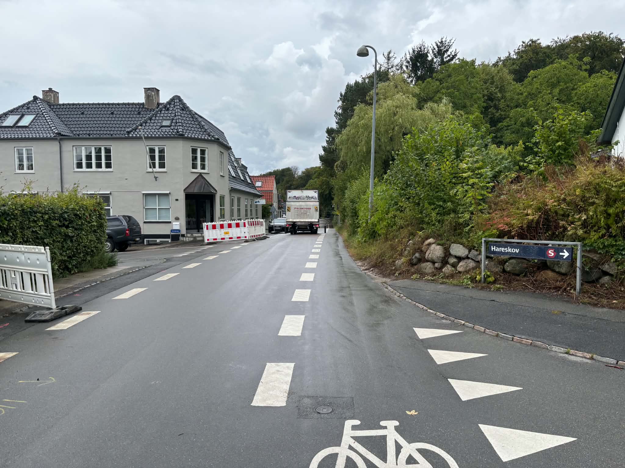 Furesø Vandforsyning forlænger arbejdet med forsyningsledningen i Gl. Hareskovvej frem til november.