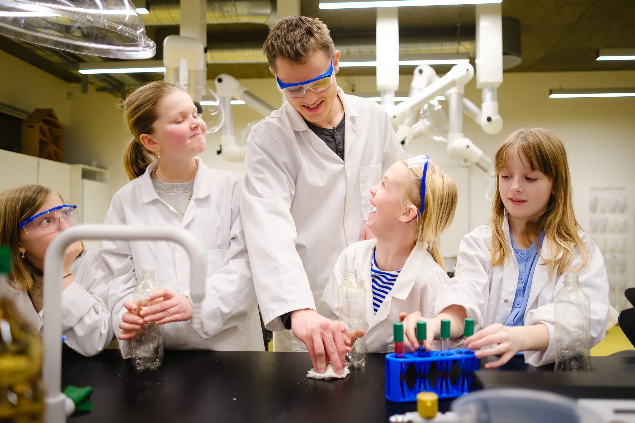 Nu kan elever i 4. og 5. klasse gå til kemi og primatologi i deres fritid. Det foregår onsdag eftermiddag på Kruses Gymnasium og er ganske gratis. Pressefoto.