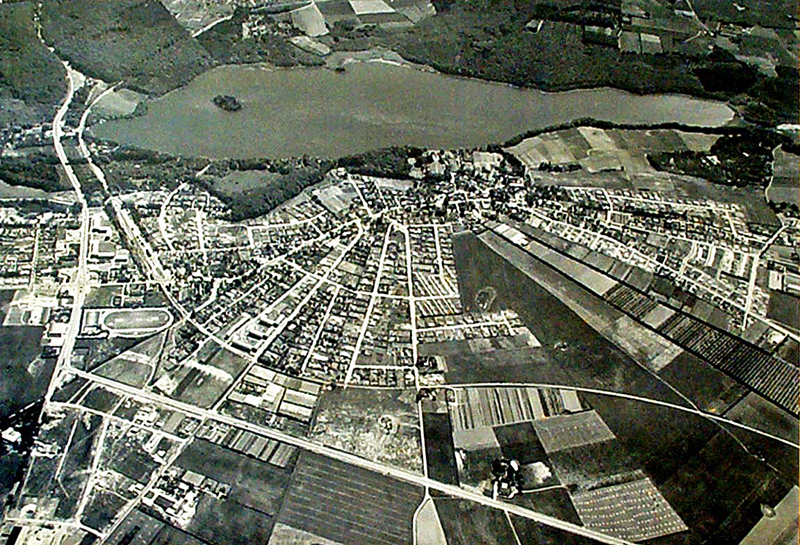 De gamle gårdes jorde kan stadig anes i Farum. Her på et luftfoto fra 1959