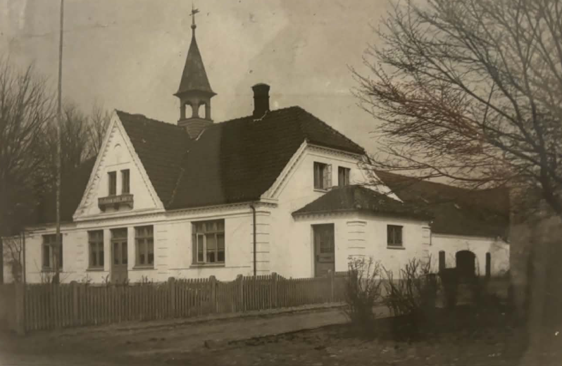 Akaciegårdens stuehus blev opført efter branden i 1908, men revet ned i 1970erne for at gøre plads til Akacietorvet. Foto: Furesø Arkiver & Museer.