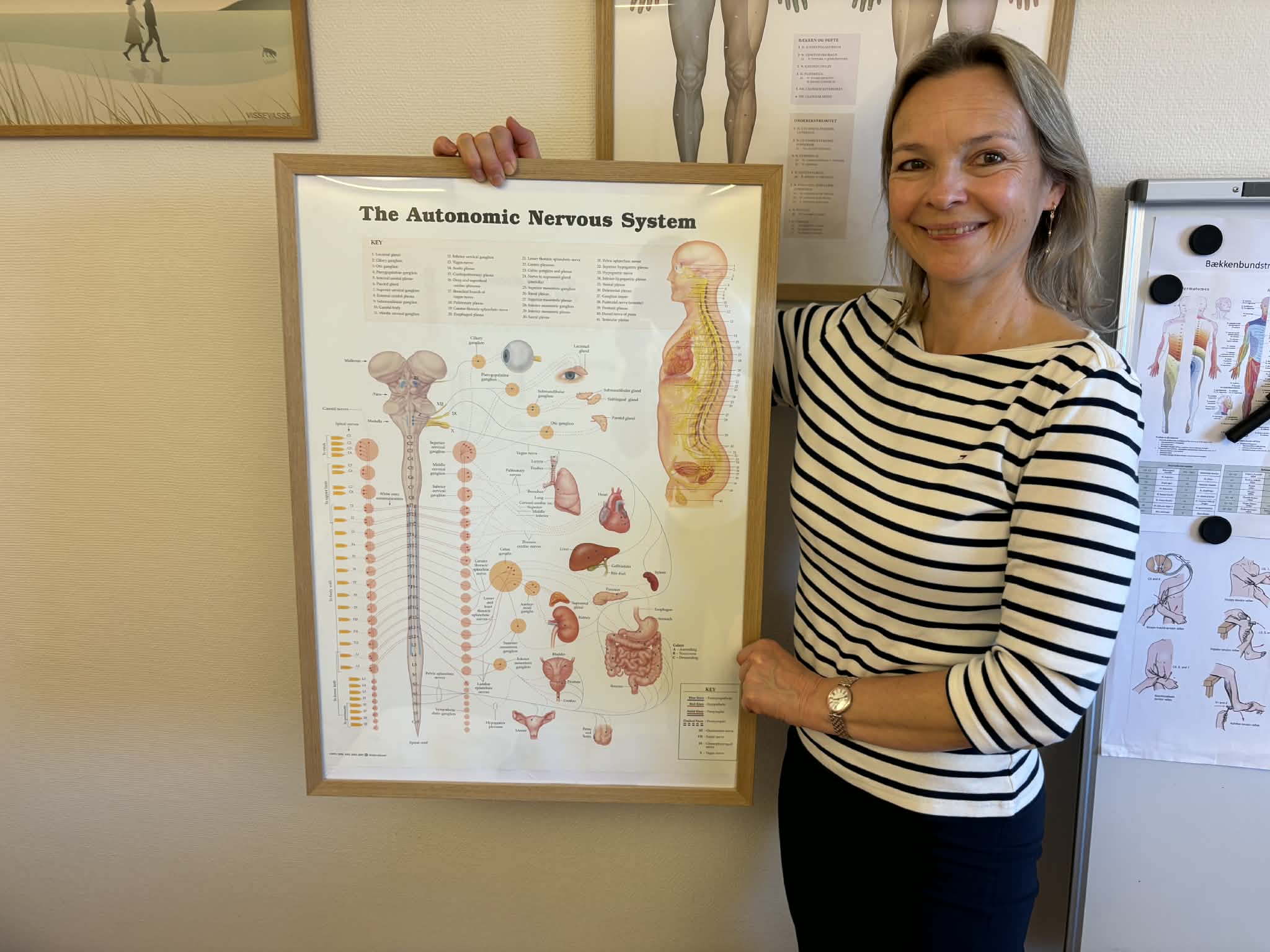 Barbara Juen forklarer, hvordan spændingshovedpiner opstår og har øvelser, som trænes på stedet.