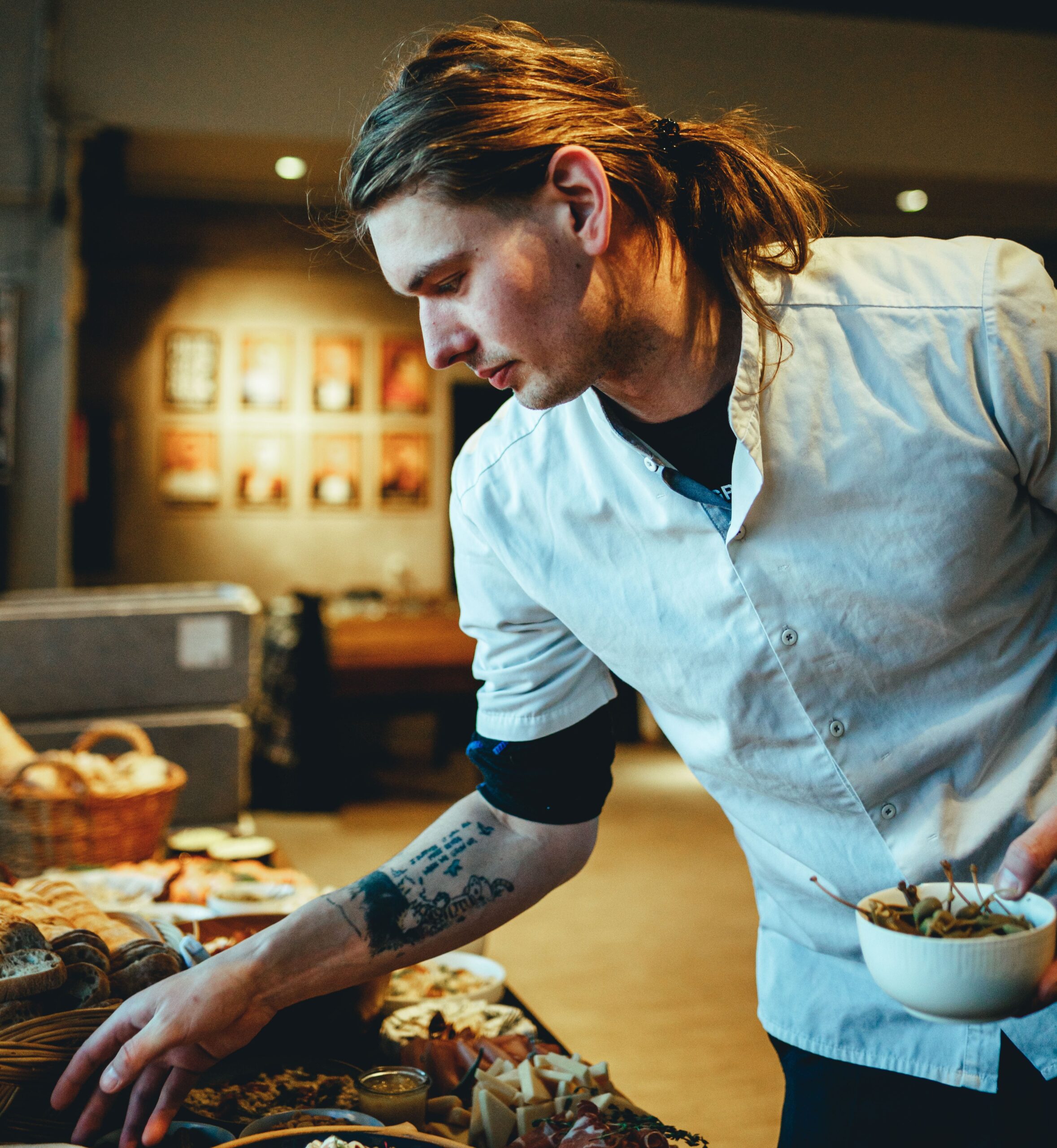 Bjarke Hellinghus fra Alverdens Vine præsenterer 1033 vine ved den store vinsmagning.