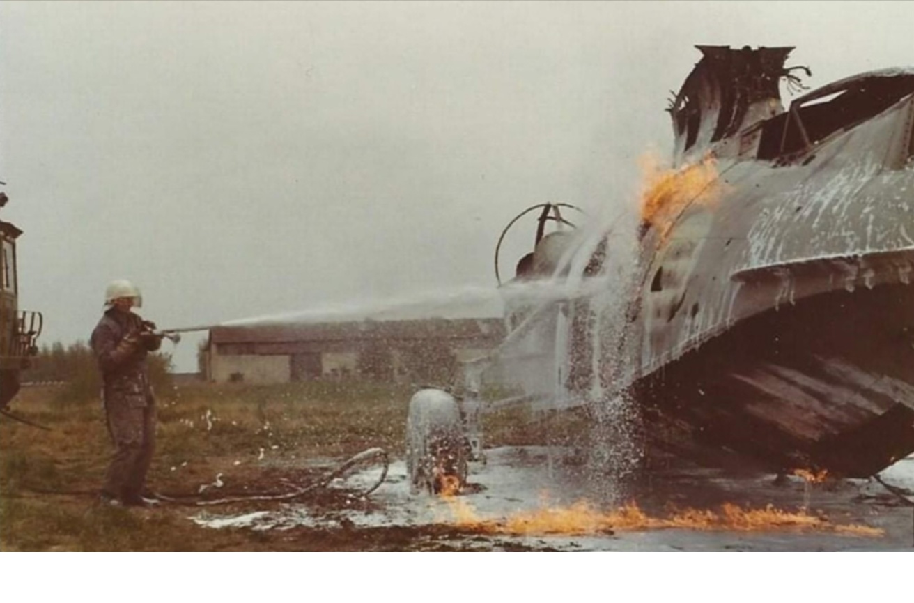 To gange om ugen øvede brandfolkene på Flyvestation Værløse brandslukning med skum.  Privatfoto.