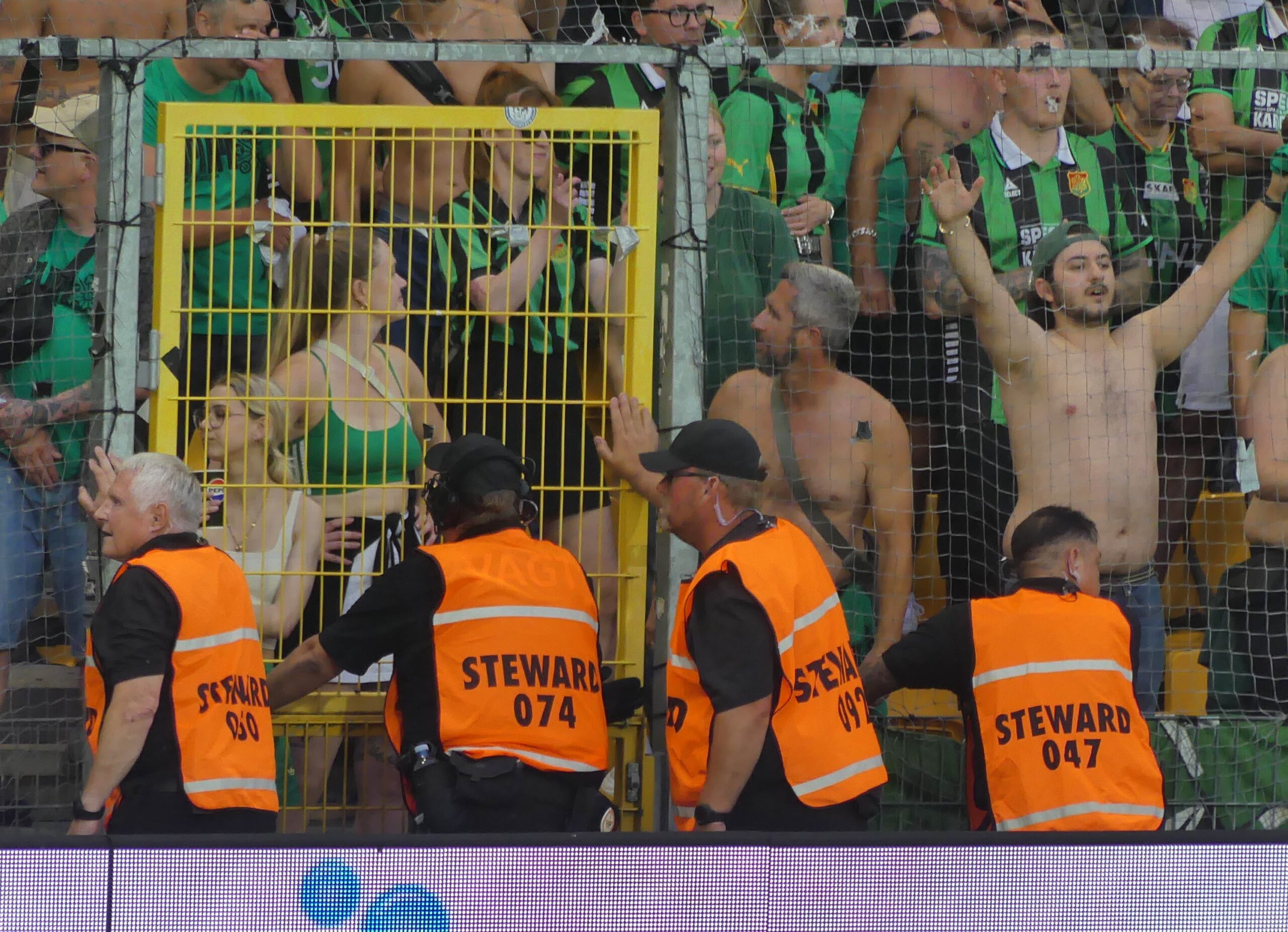 Stadionstewards måtte holde imod, da GAIS-fans blev vrede. Torsdag aften kommer en noget mere berygtet fangruppe til Farum.