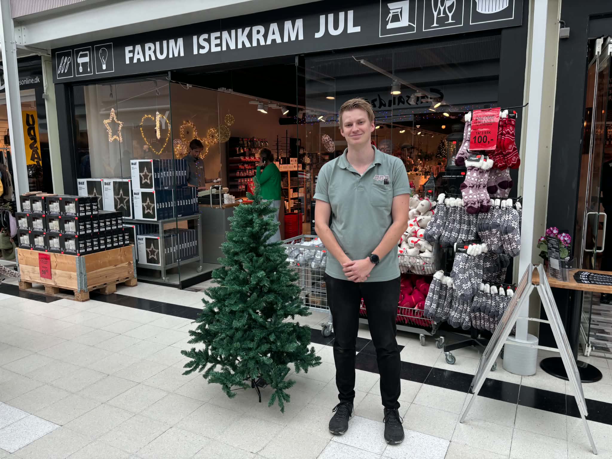 Butikschef i Farum Isenkram, Mikkel Lindby, er klar med julehygge i Pop-Up julebutikken.