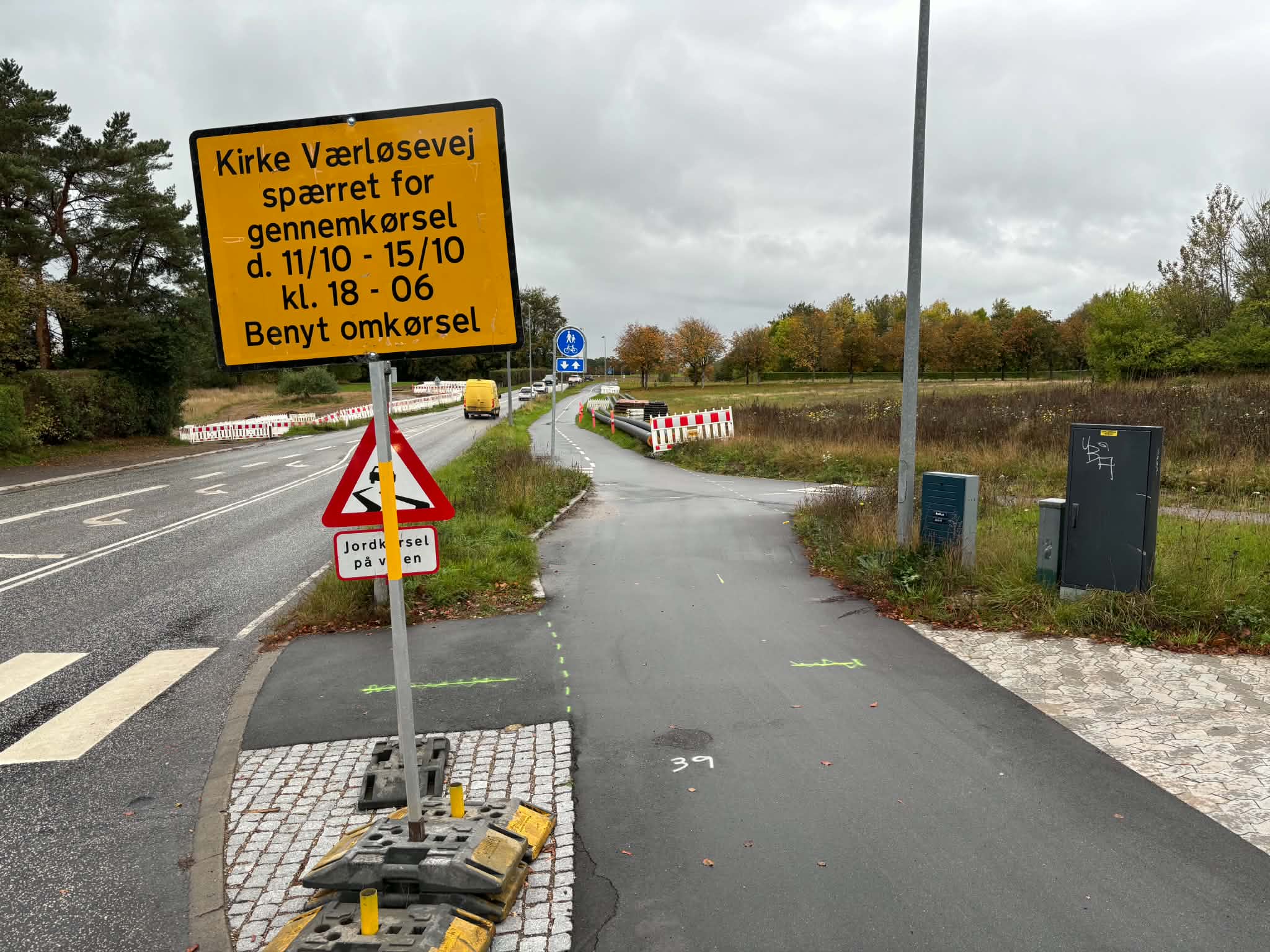 Aarsleff har afvist, at der kan laves en midlertidig i græsset langs med Kirke Værløsevej, fordi de skal bruge pladsen som oplagsplads til materialer.