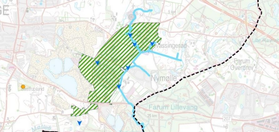 Allerød Kommune vil have flere data fra området nord for bassinet i Terkelskoven for at finde kilden den ekstra fosfor. Vassingerødløbet er markeret med lyseblå farve. Skitse. Novafos.