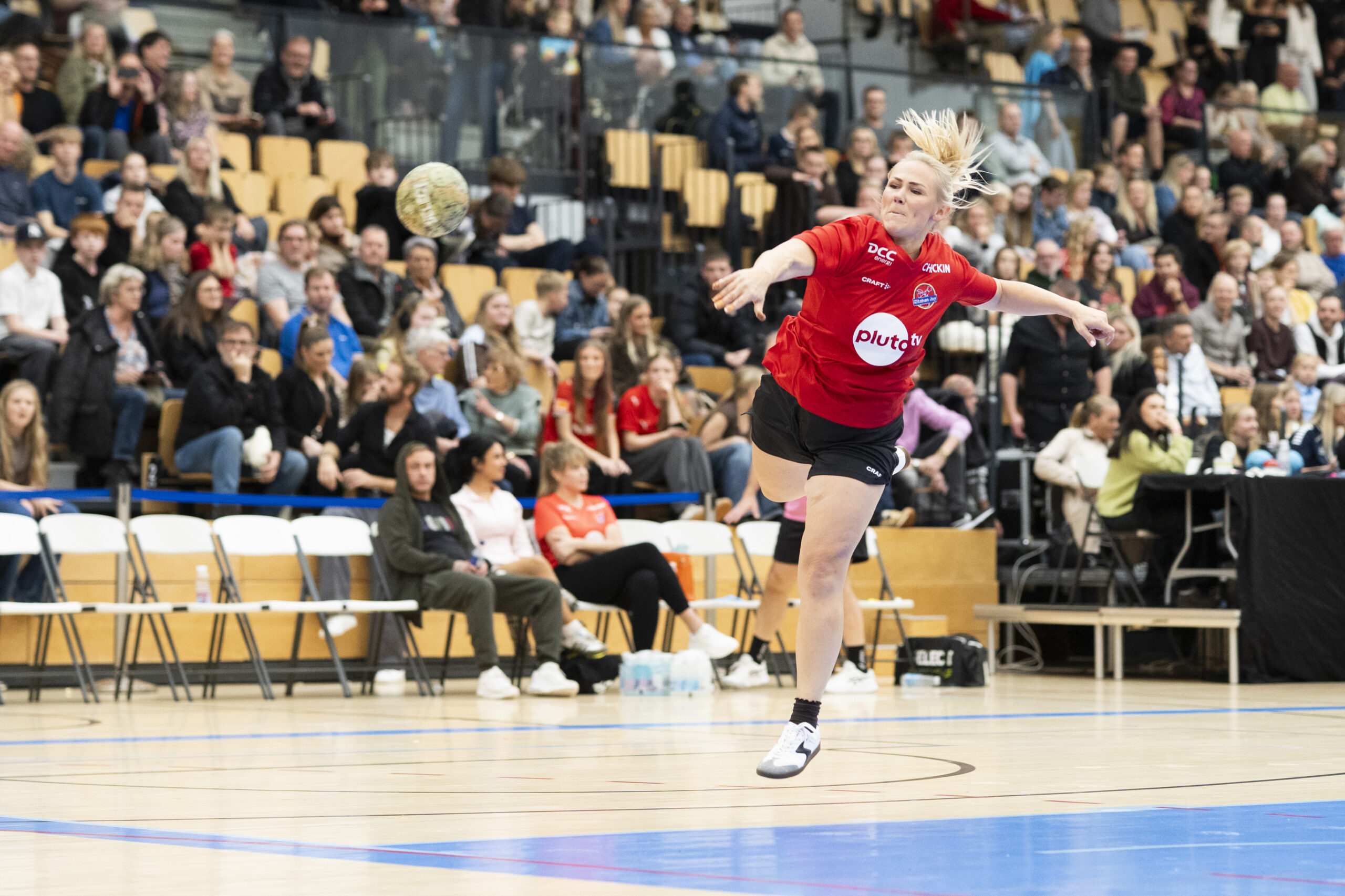 Cecilie Schmeichel scorede i flotteste stil men kom til skade med knæet. Foto: Anton Unger/Pluto TV