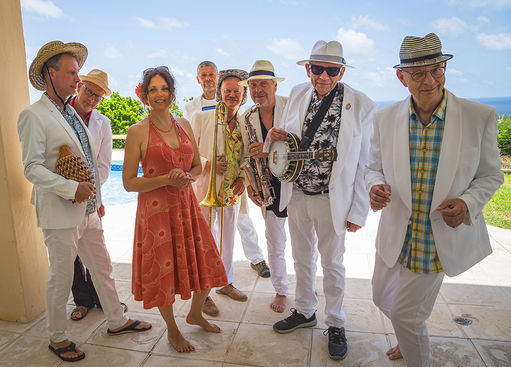 The Original Danish Polcalypso Orchestra spiller i Jonstruphus den 29. oktober. Pressefoto.